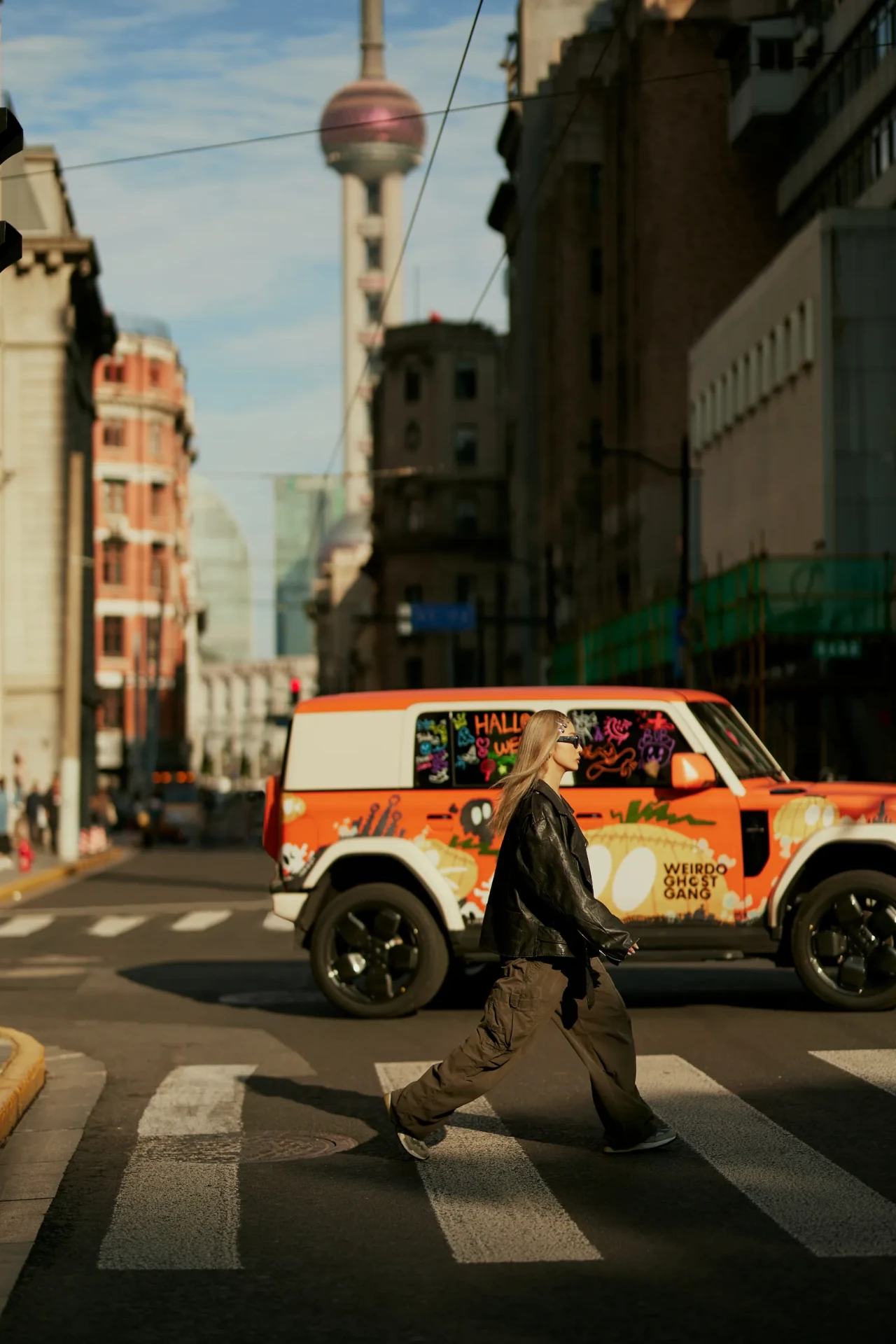 iCAUR V23 orange dans une rue urbaine