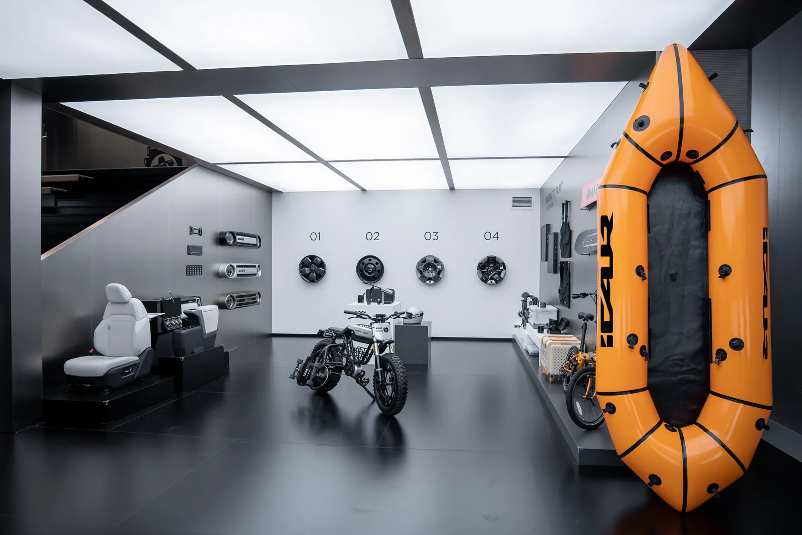 Espace d'exposition moderne présentant des équipements de mobilité