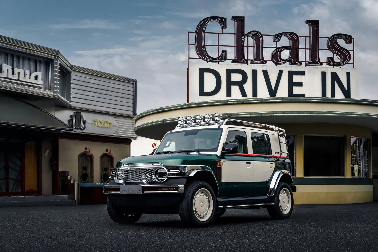iCAUR V23 devant un cinéma drive-in