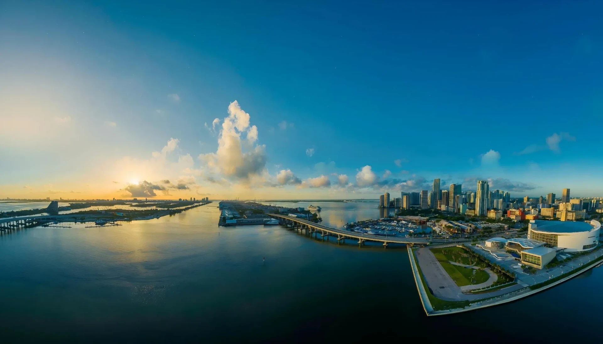 Panorama urbain et maritime au coucher du soleil