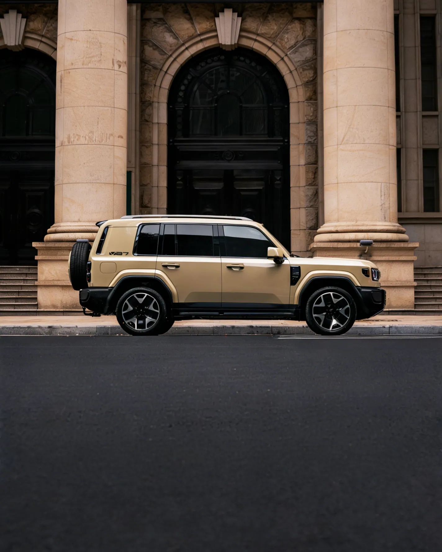 SUV iCAUR beige devant un bâtiment classique en pierre
