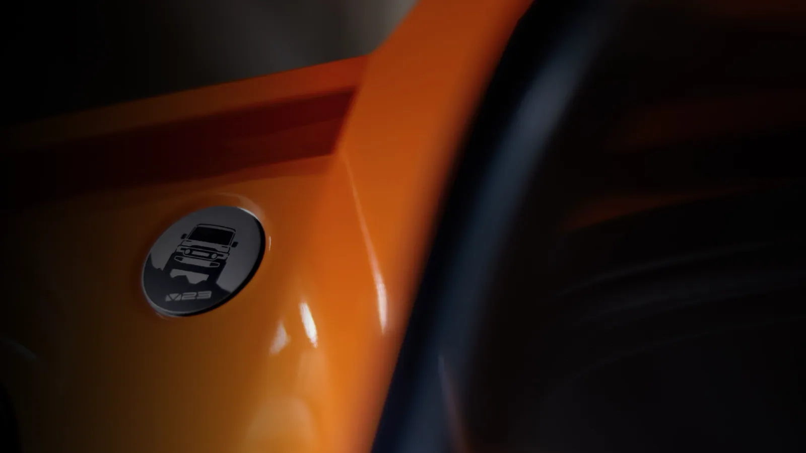 Badge V23 sur la carrosserie orange